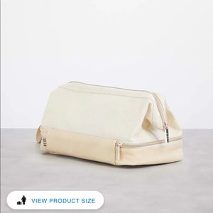 The Dopp Kit
IN  BEIGE